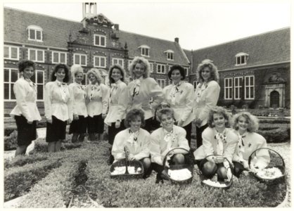 Haarlemse bloemenmeisjes op de binnenplaats van het Frans Halsmuseum. V.l.n.r. Sandra Baars, Yvonne Jutjens, Ines Schoornagel, Karen Meijers, Irma Walraven, Mirelle Richters, Elizabeth Mart, NL-HlmNHA 54023540