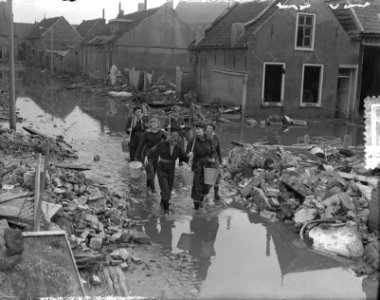 Haarlemse meisje helpen in Oude Tonge . Groepjes Meisjes rukken uit, Bestanddeelnr 905-6265