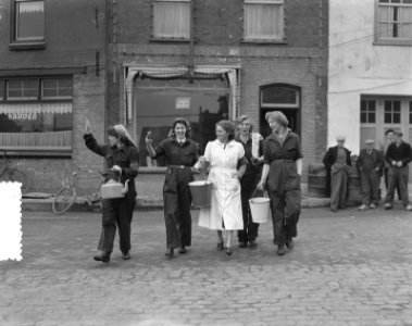 Haarlemse meisje helpen in Oude Tonge . Groepjes, Bestanddeelnr 905-6261