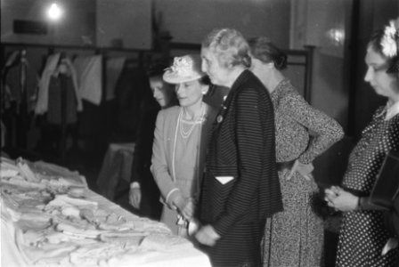 H.R.H. The Duchess of Gloucester paid a visit tot the Headquarters of the Nether, Bestanddeelnr 935-2117