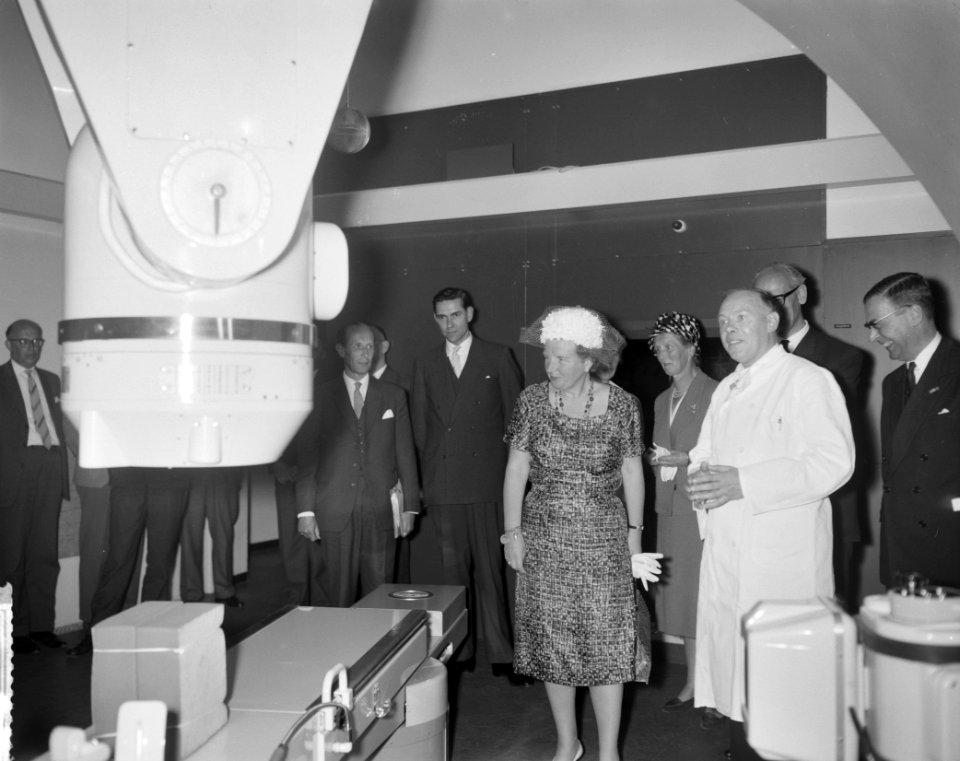 H M de Koningin bezoekt het Ant van Leeuwenhoekhuis Dr Van Sloten , H M de, Bestanddeelnr 912-6263