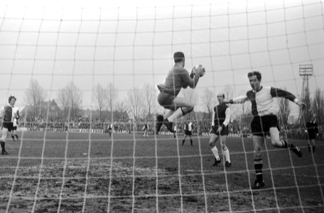 Haarlem tegen Feijenoord 0-1 keeper Paternotte in aktie, Bestanddeelnr 924-2486