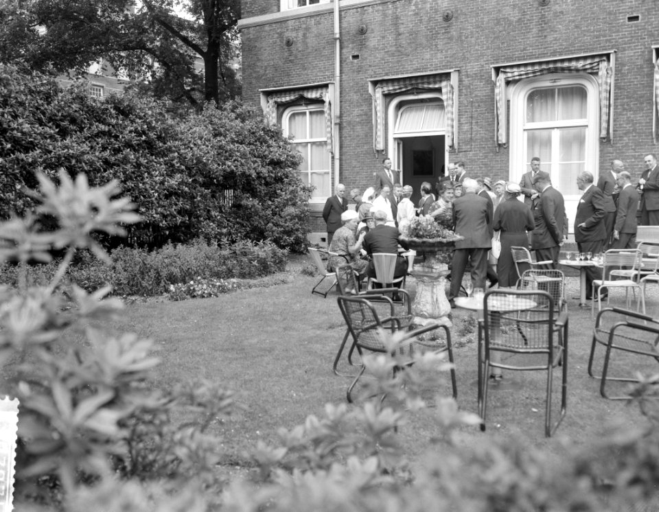 H M de Koningin bezoekt het Ant van Leeuwenhoekhuis H M de Koningin op het , Bestanddeelnr 912-6254
