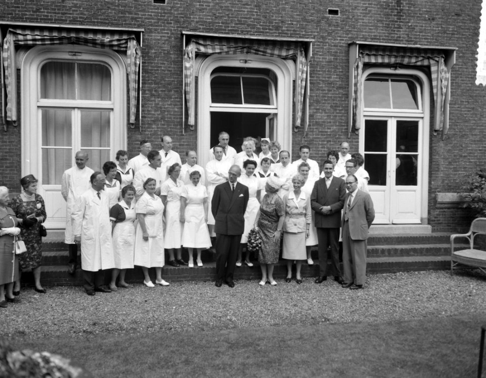 H M de Koningin bezoekt het Ant van Leeuwenhoekhuis Koningin met verpleegster, Bestanddeelnr 912-6257
