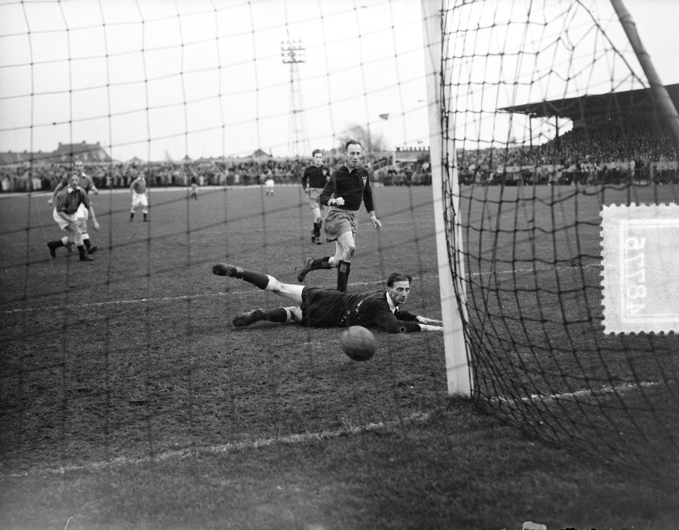 Haarlem tegen Enschedese Boys 4-0 Roosen maakt 3-0 ( Keeper Koster ), Bestanddeelnr 904-8776