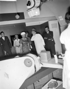 H M de Koningin bezoekt het Ant van Leeuwenhoekhuis Koningin bij het Telecoba, Bestanddeelnr 912-6261