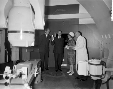 H M de Koningin bezoekt het Ant van Leeuwenhoekhuis Koningin bij het Telecoba, Bestanddeelnr 912-6259