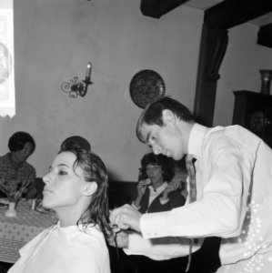Haarstijl Tendens 1966, van dameskapper Mario (kort kapse kapper Mario aan het w, Bestanddeelnr 917-9898