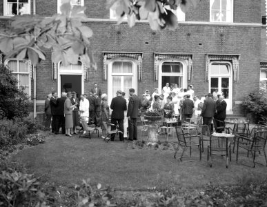 H M de Koningin bezoekt het Ant van Leeuwenhoekhuis H M de Koningin op het , Bestanddeelnr 912-6253
