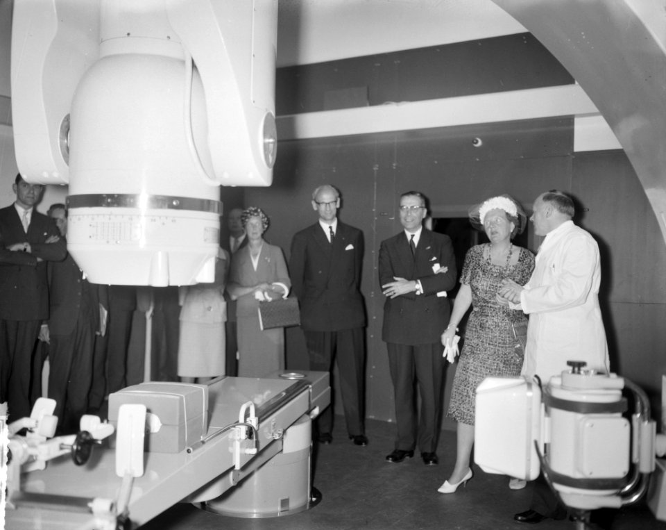 H M de Koningin bezoekt het Ant van Leeuwenhoekhuis Dr Van Sloten , H M de, Bestanddeelnr 912-6262