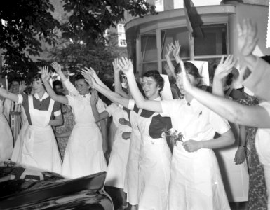 H M de Koningin bezoekt het Ant van Leeuwenhoekhuis Verpleegsters wuiven ten , Bestanddeelnr 912-6268