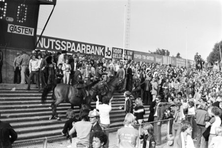 Haarlem tegen FC Utrecht 3-0, rellen op tribune en politiepaarden, Bestanddeelnr 928-7898