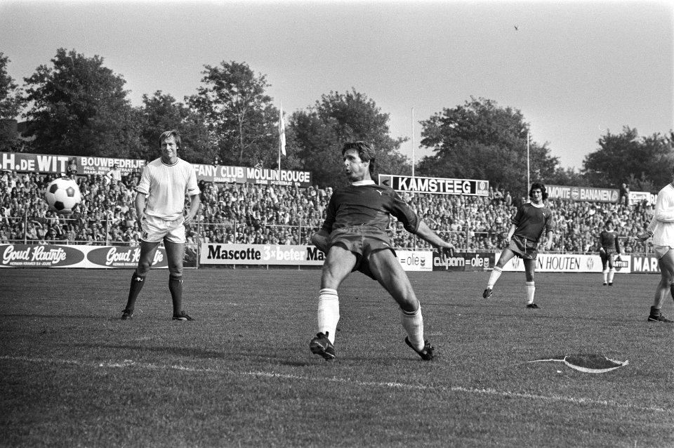 Haarlem tegen FC Utrecht 3-0, doelpunt van Van de Berg juichen en Van de Ban , t, Bestanddeelnr 928-7897