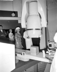 H M de Koningin bezoekt het Ant van Leeuwenhoekhuis Koningin bij het Telecoba, Bestanddeelnr 912-6258