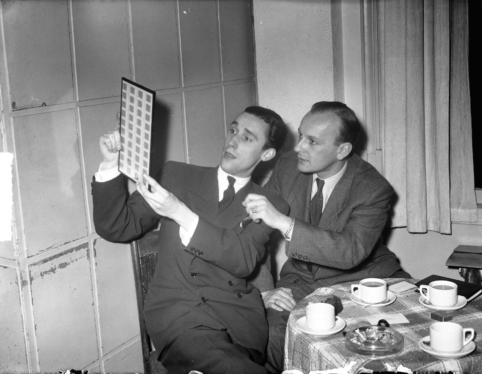 H.W. Kolm Veltee (Oostenrijkse filmregisseur) rechts en links Paul Huf, Bestanddeelnr 904-4730