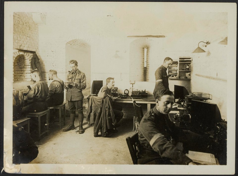 H.Q. Headquarter Signals, Bestanddeelnr 158-2753