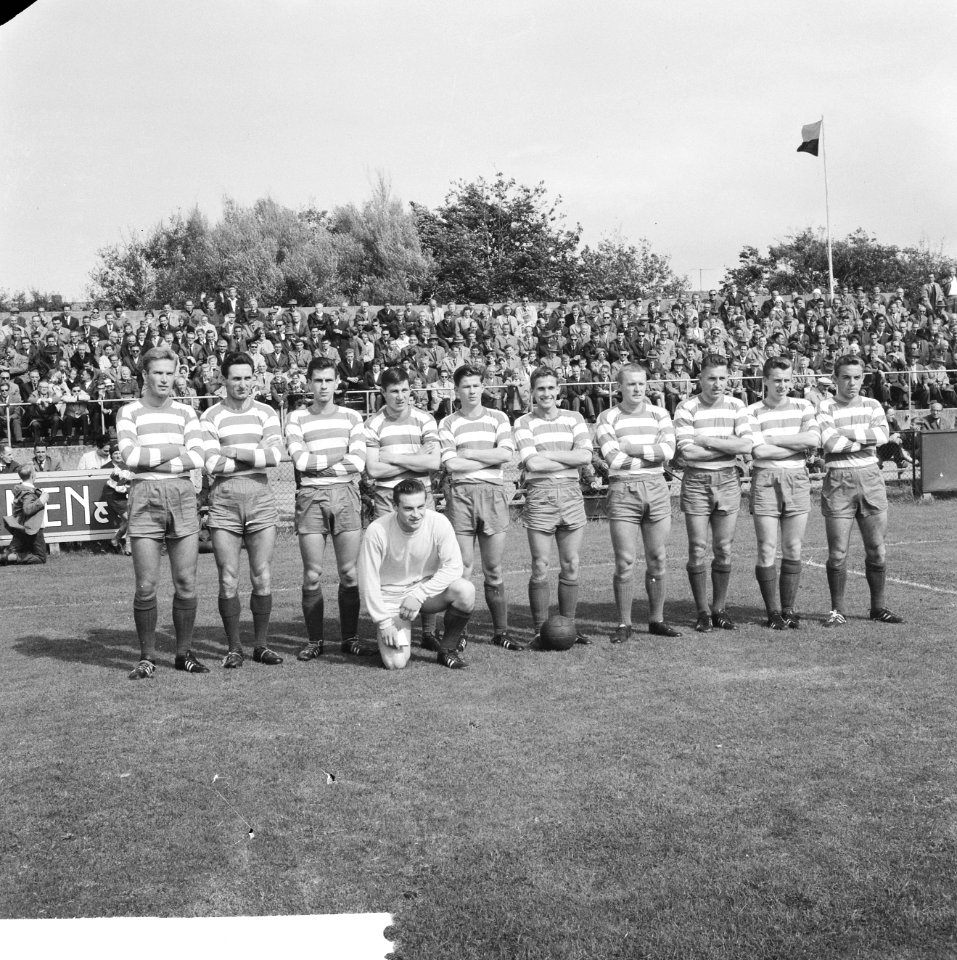 Haarlem tegen Xerxes 5-2, elftal Xerxes, staand v.l.n.r. Cees Muyser , Faan Wilk, Bestanddeelnr 914-2887