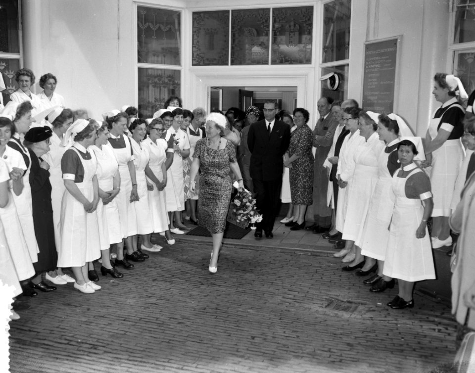 H M de Koningin bezoekt het Ant van Leeuwenhoekhuis Koningin met verpleegster, Bestanddeelnr 912-6256
