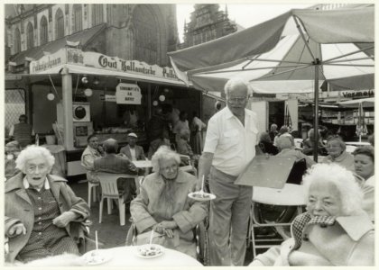 H. Brouwer van de poffertjeskraam deelt ter gelegenheid van zijn 76ste verjaardag poffertjes uit. NL-HlmNHA 54032062
