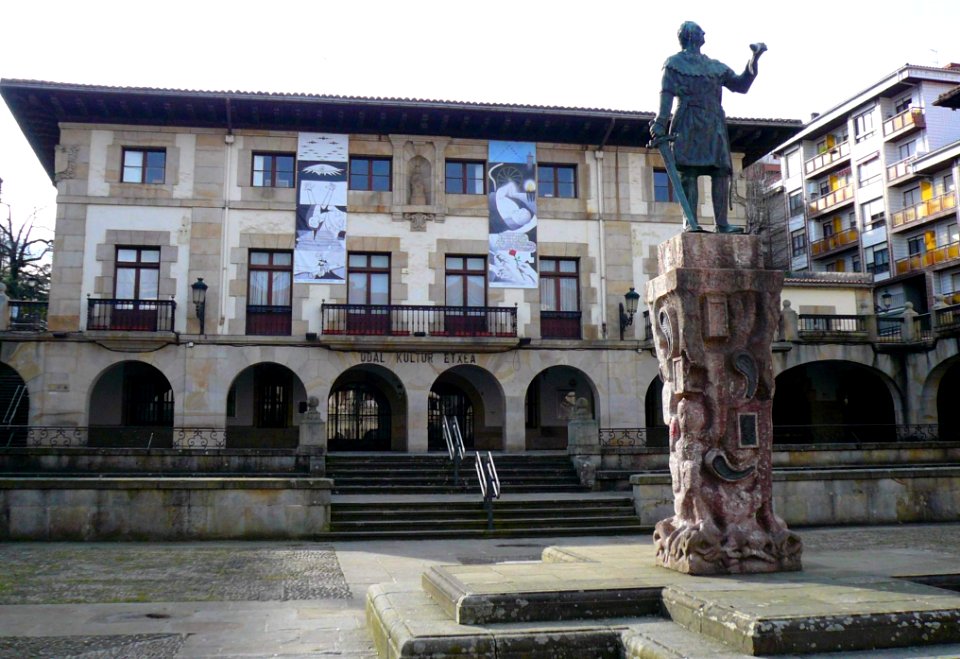 Guernica - Foru Plaza, Casa de la Cultura y Estatua de Don Tello de Castilla 1