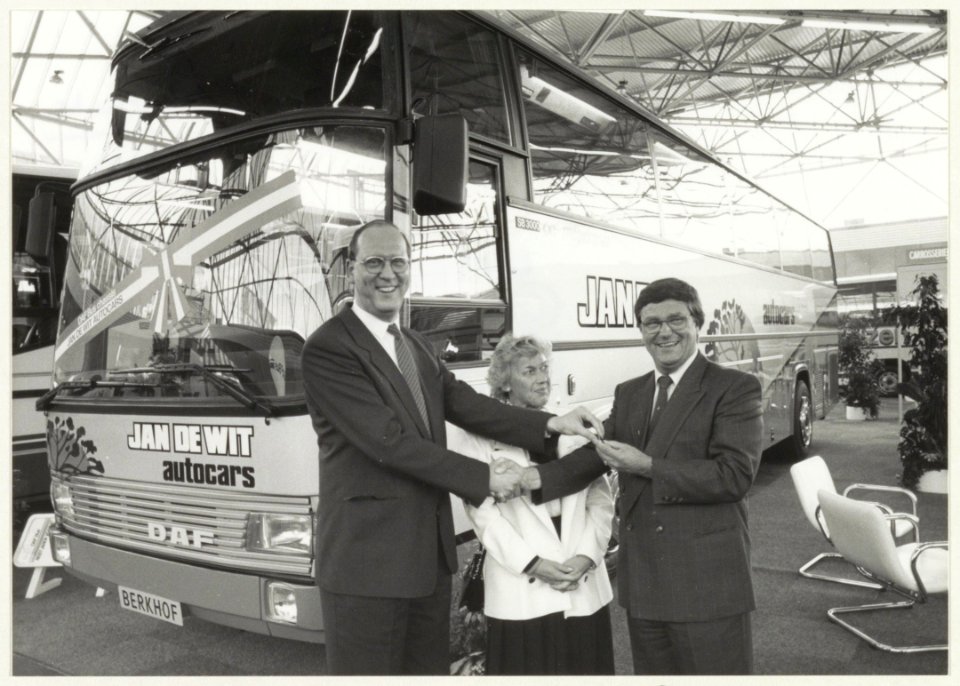 H. Bierstee, Jan de Wit en in het midden zijn vrouw bij de levering van een nieuwe autobus. NL-HlmNHA 54015237