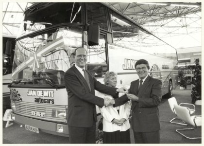 H. Bierstee, Jan de Wit en in het midden zijn vrouw bij de levering van een nieuwe autobus. NL-HlmNHA 54015237