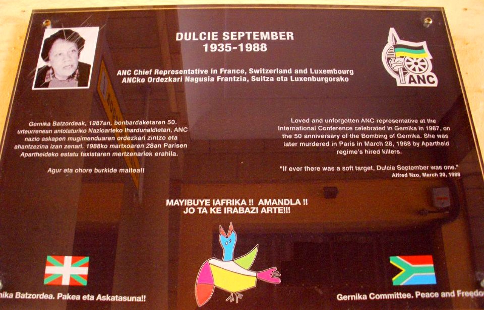 Guernica - Memorial de Dulcie September en la Oficina de Turismo