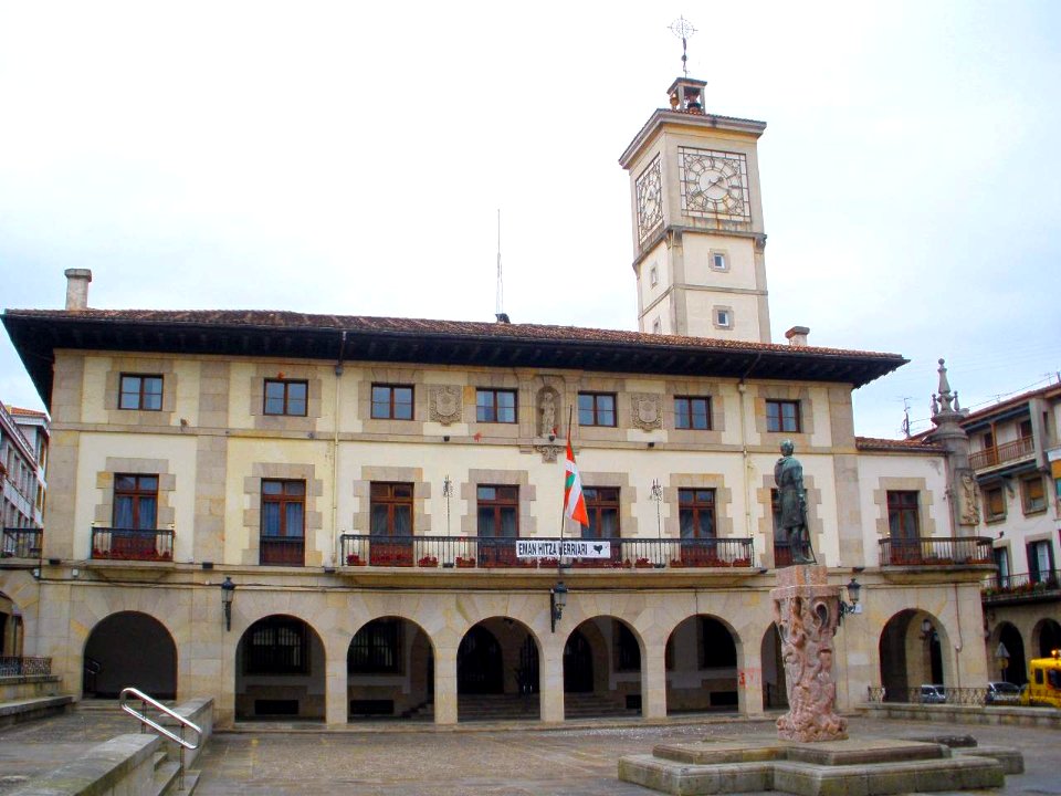 Guernica - Foru Plaza, Ayuntamiento 5