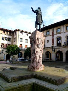 Guernica - Foru Plaza, Estatua de Don Tello de Castilla 4