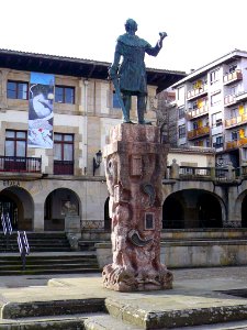 Guernica - Foru Plaza, Casa de la Cultura y Estatua de Don Tello de Castilla 2