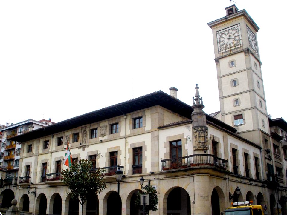 Guernica - Foru Plaza, Ayuntamiento 1