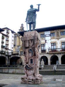 Guernica - Foru Plaza, Estatua de don Tello