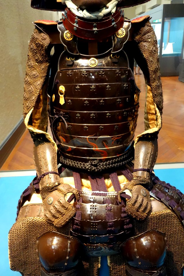 Gusoku type armor belonging to Sakakibara Yasumasa (1548-1606), view 2, Edo period, 17th century, two-piece cuirass with black lacing - Tokyo National Museum - DSC05898