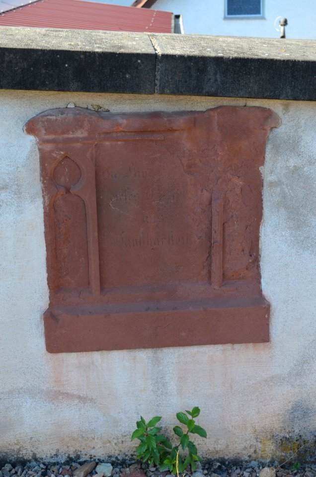 Guldental Waldhilbersheim, Friedhof, Grabsteine in der Friedhofsmauer (6)