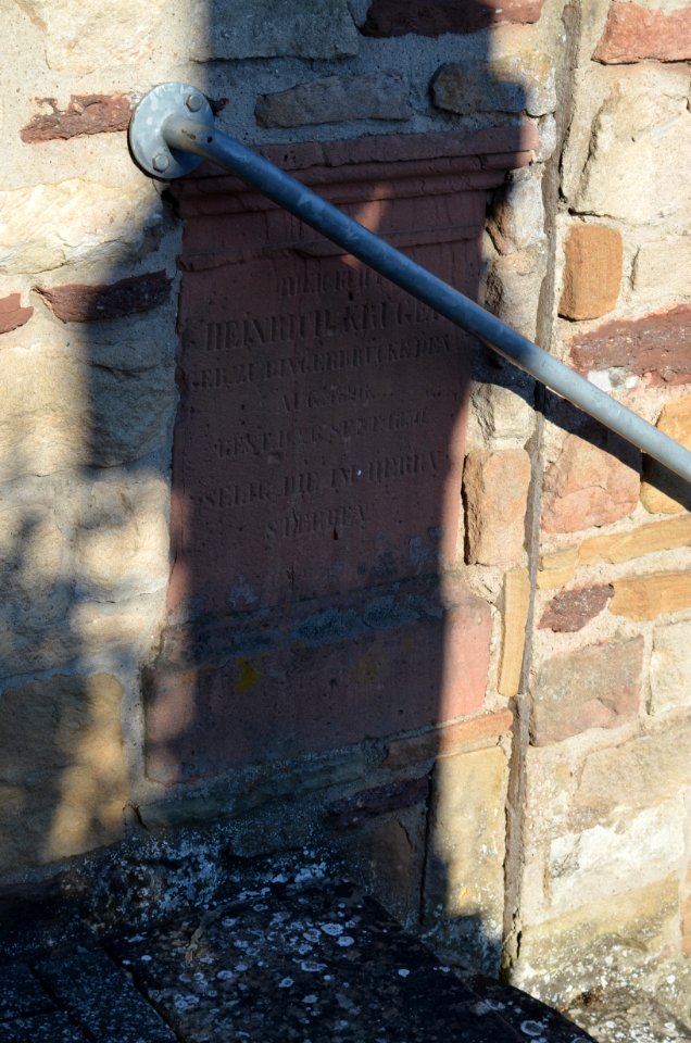 Guldental Waldhilbersheim, Friedhof, Grabsteine in der Friedhofsmauer (15)