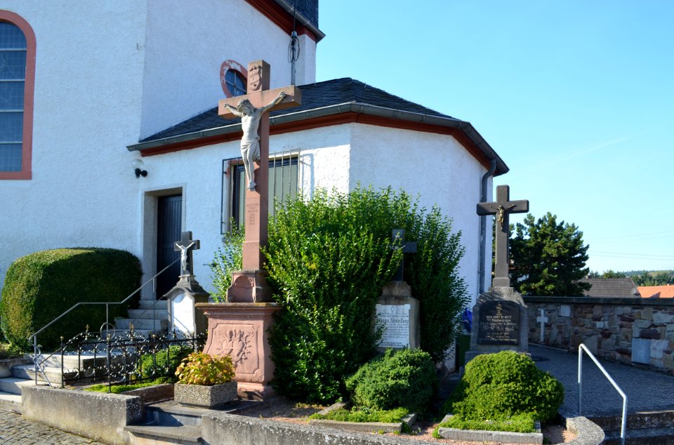 Guldental Waldhilbersheim, Katholische Pfarrkirche St. Martin, Kreuz 1779 und Pfarrergräber