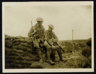 Guides waiting to conduct men to the front, Bestanddeelnr 158-1016