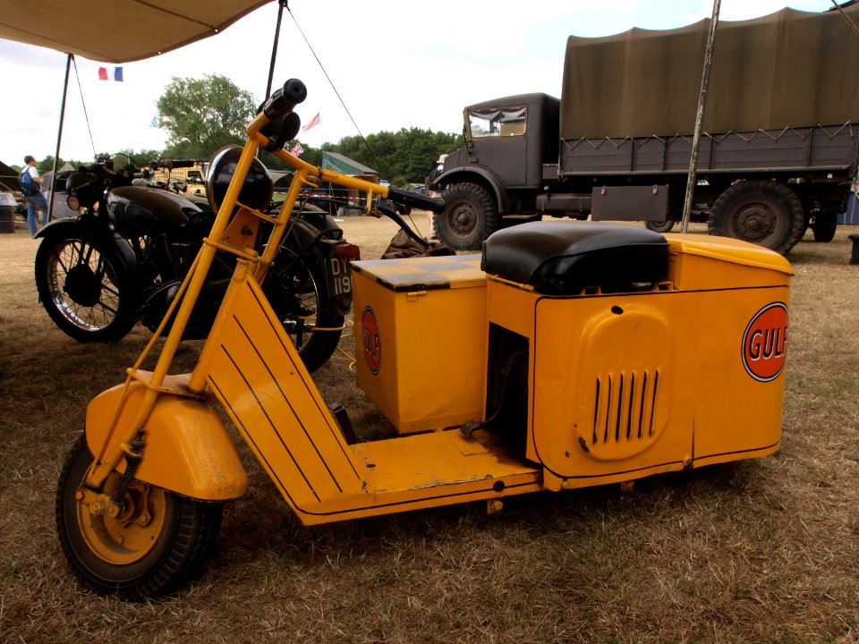 Gulf Cushman 34 with sidecar pic2