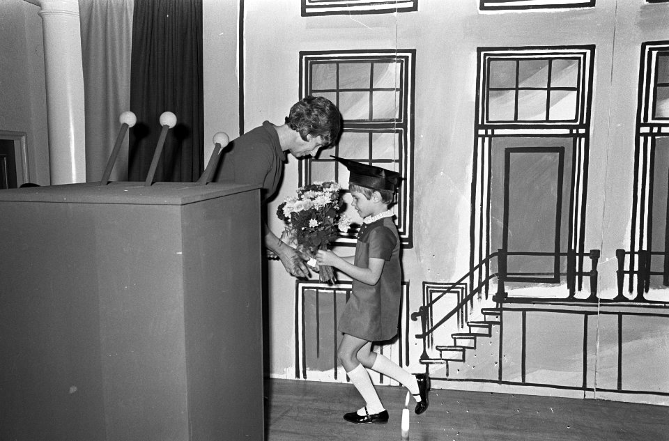 Gulden Huis geopend door mevrouw Samkalden . Mevrouw Samkalden krijgt boeketje, Bestanddeelnr 920-7836