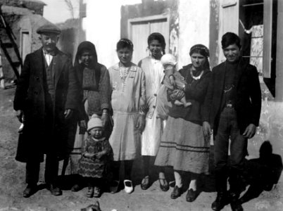 Gruppbild av Milia- familj. Milia - SMVK - C01116