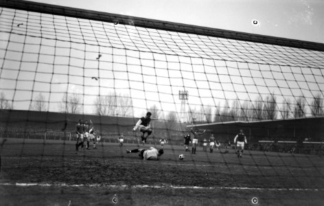 GVAV tegen Ajax 3-1, Bennie Muller neemt net een sprong keeper Tony van Leeuwen, Bestanddeelnr 916-0122