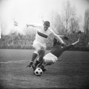 GVAV tegen DWS 1-2, Geurtsen (DWS) in duel met Zoetendal (GVAV), Bestanddeelnr 915-9896