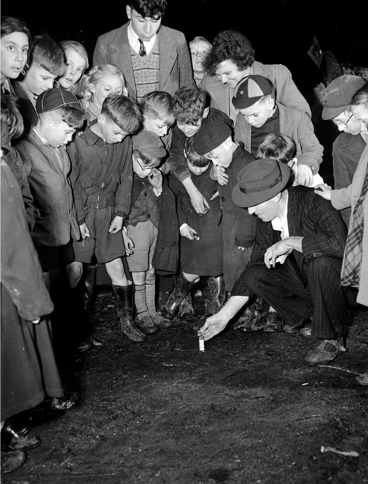 Guy Fawkes' Night at Caerphilly 9 Nov 1951 (1508804)