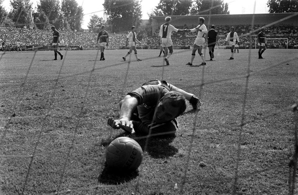 GVAV tegen Ajax 1-3, Keeper Tonny Van Leeuwen probeert bal te pakken, Bestanddeelnr 922-6949