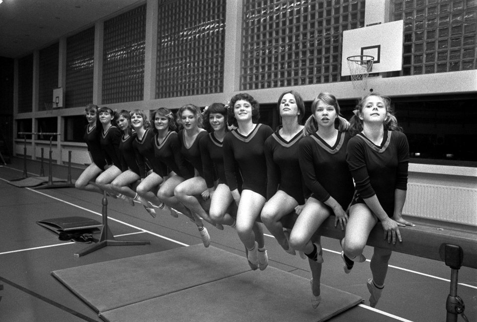 Gymnastiekende meisjes in Osdorp, opdracht Persbureau AD hele groep op evenwicht, Bestanddeelnr 927-1116