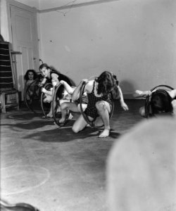 Gymnastiek. Oefening met hoepels, Bestanddeelnr 901-4106