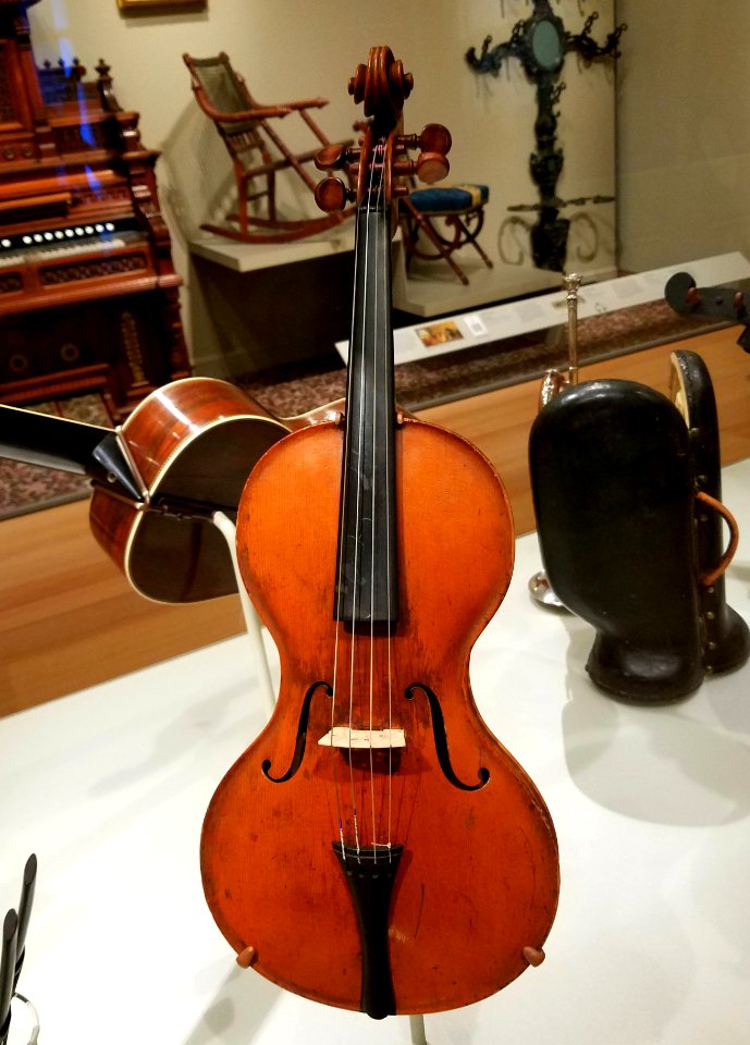 Guitar-shaped violin, by Peter M. Slocum, Newport, Rhode Island, 1834, maple, spruce, ebony - Museum of Fine Arts, Boston - 20180922 154050
