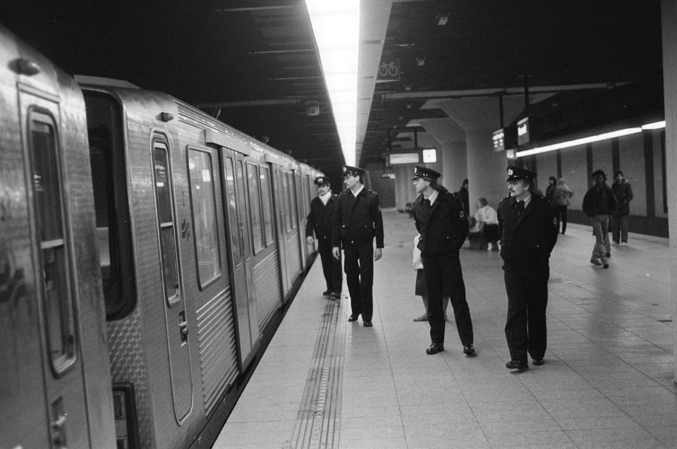 GVB verscherpt toezicht op Amsterdamse metrostations controle op Nieuwmarkt, Bestanddeelnr 933-9005