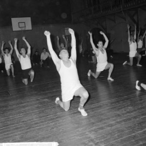 Gymnastiekvereniging Olympia bestaat 3 maart 100 jaar het losgooien van de spier, Bestanddeelnr 914-8089
