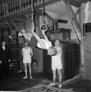 Gymnastiekvereniging Olympia bestaat 3 maart 100 jaar het losgooien van de spier, Bestanddeelnr 914-8087